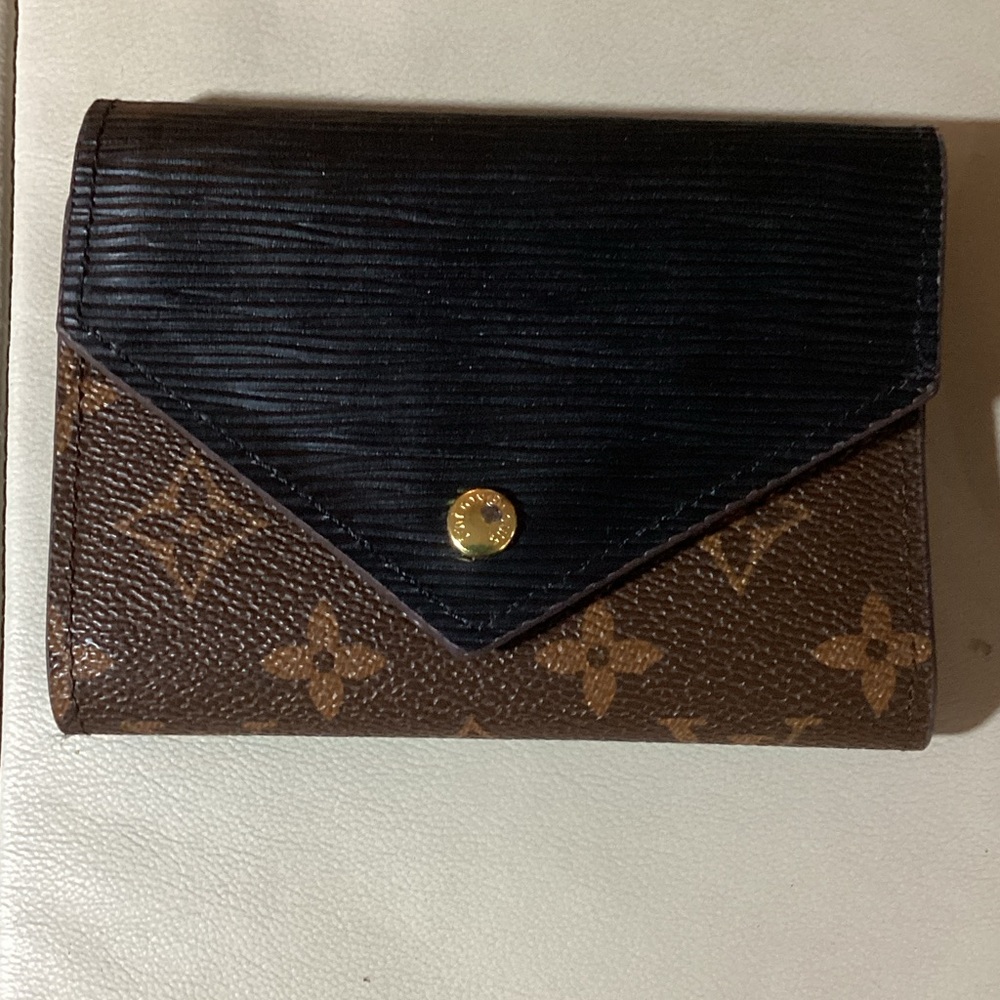 Brown and Black Wallet and Keychain Set - Picture 4 of 5
